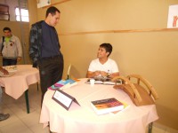 /album/filonews01/fundador-do-projeto-voluntario-assiste-o-trabalho-dos-alunos-para-a-intere%c3%a7%c3%a3o-e-conhecimento-da-feira-feita-por-eles-jpg/